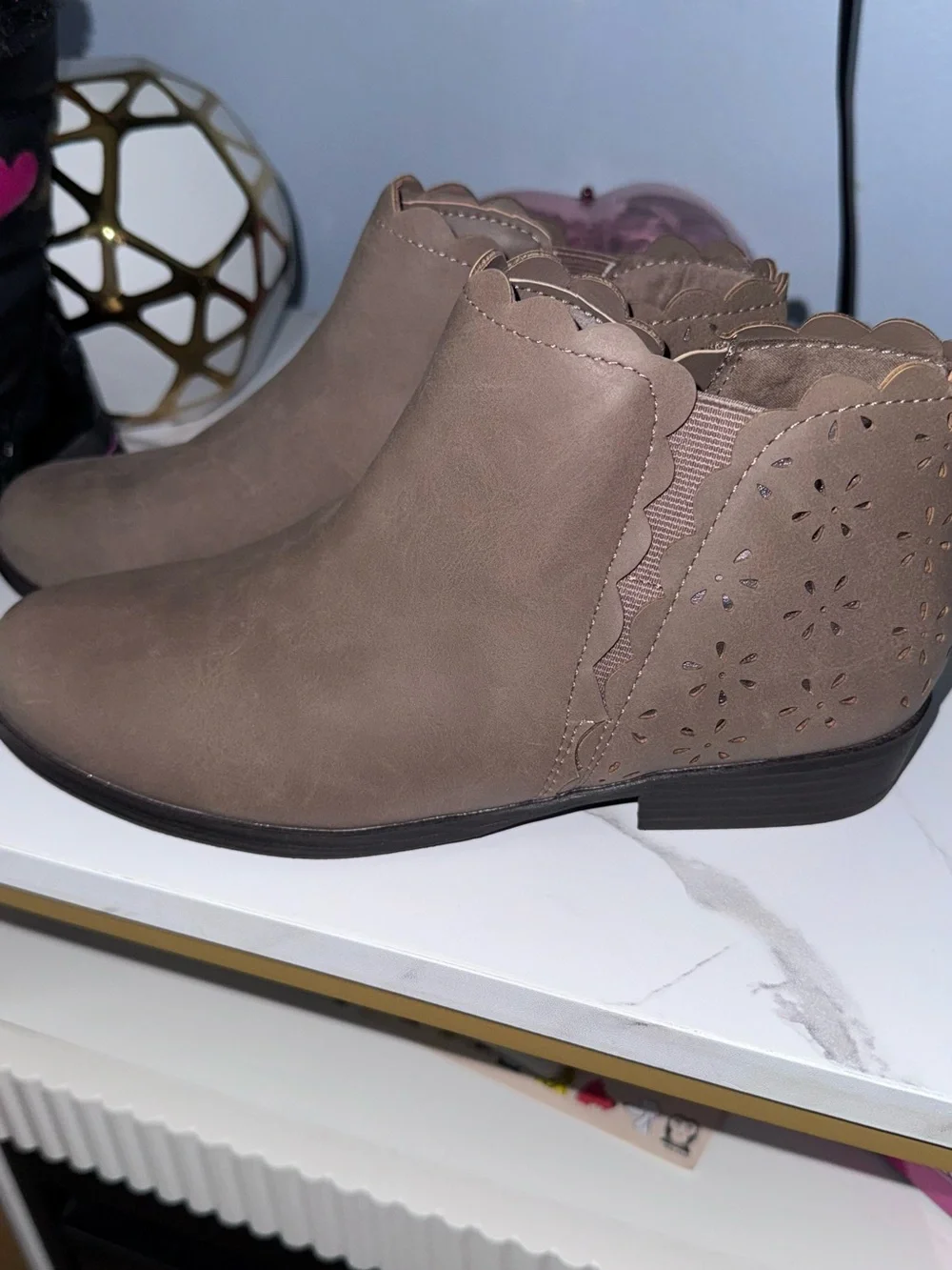 Girls' Scallop-Edge Ankle Boots in Taupe